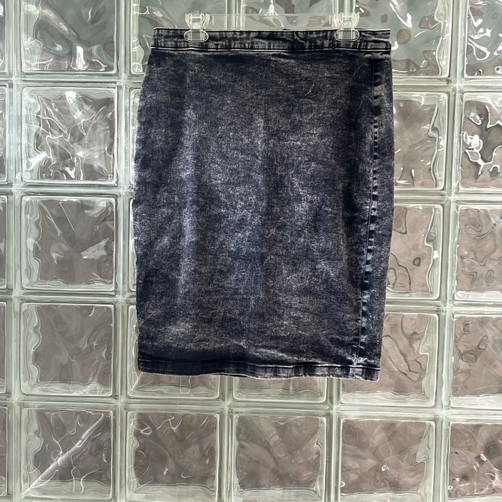 Parisian denim mini skirt in gray acid wash. Size 10